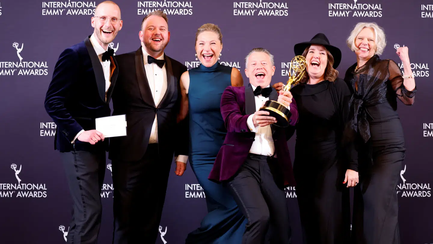 Holdet bag programmet 'Shaoliin' jubler efter modtagelsen af en Emmy.