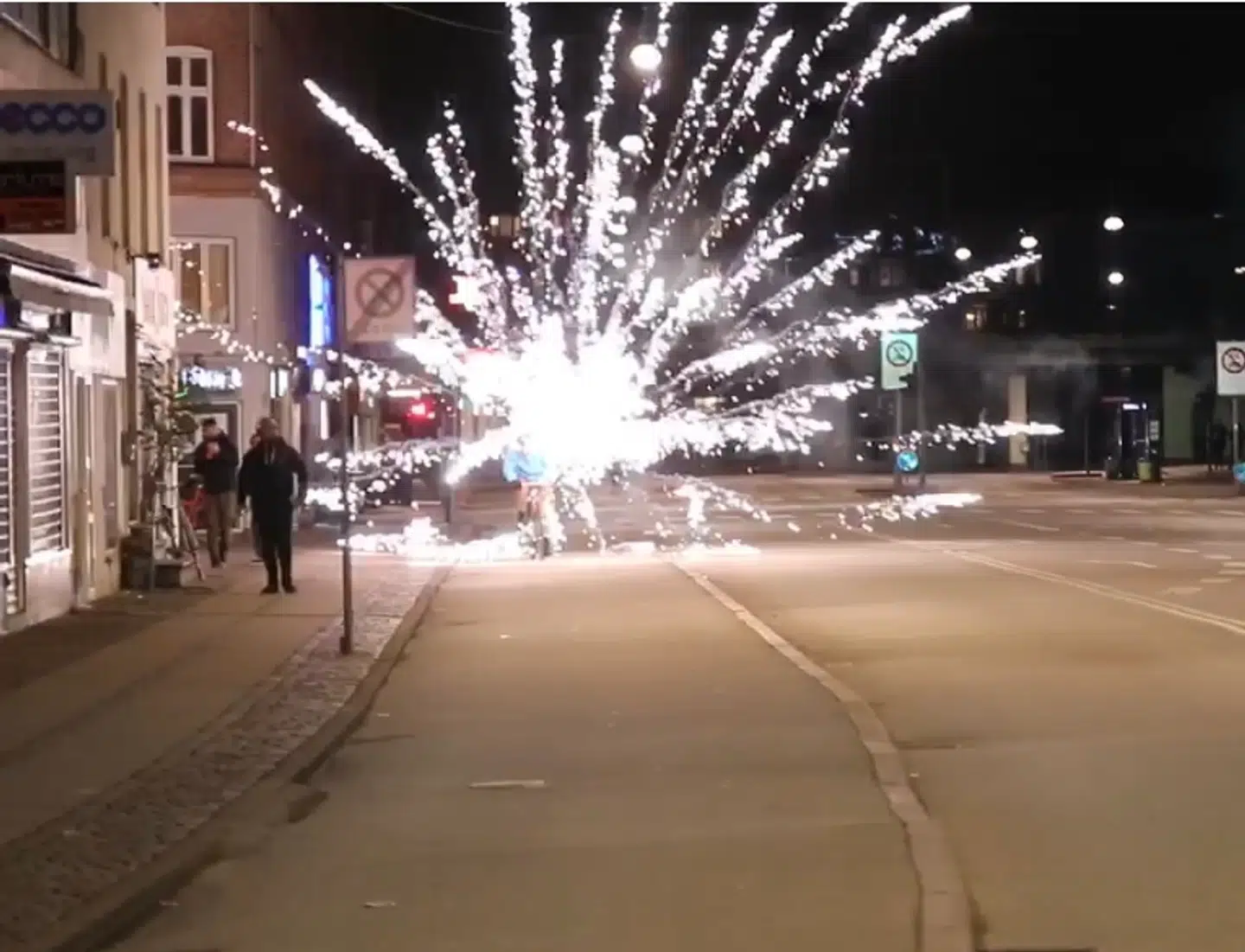 Den intetanende cyklist slap mirakuløst med et gevaldigt chok, da han torsdag aften blev beskudt med et bomberør på Nørrebro i København.