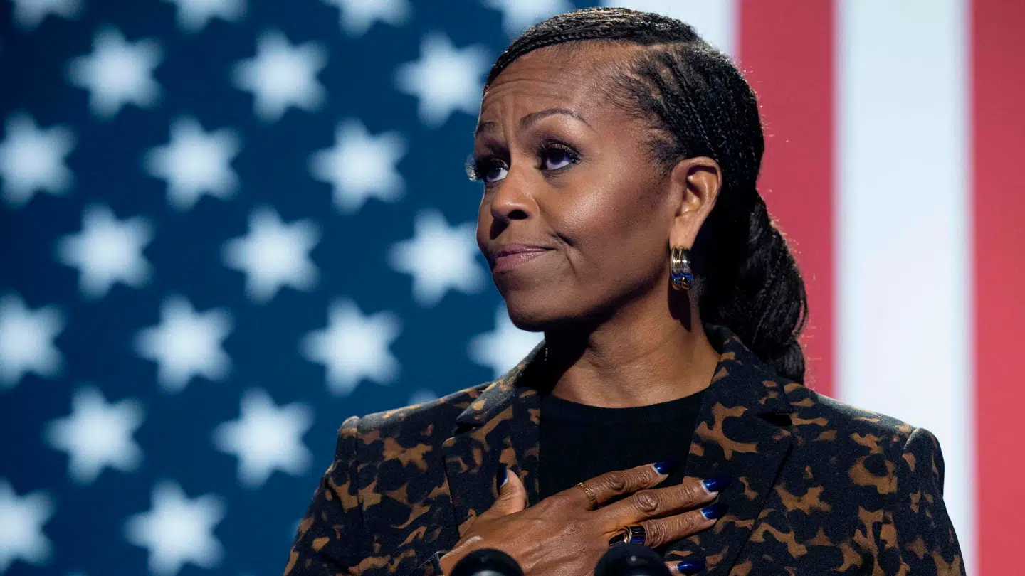 BIlledet af Michelle Obama herover er fra efteråret 2024, hvor hun deltog i valgkampen for den demokratiske præsidentkandidat Kamala Harris.