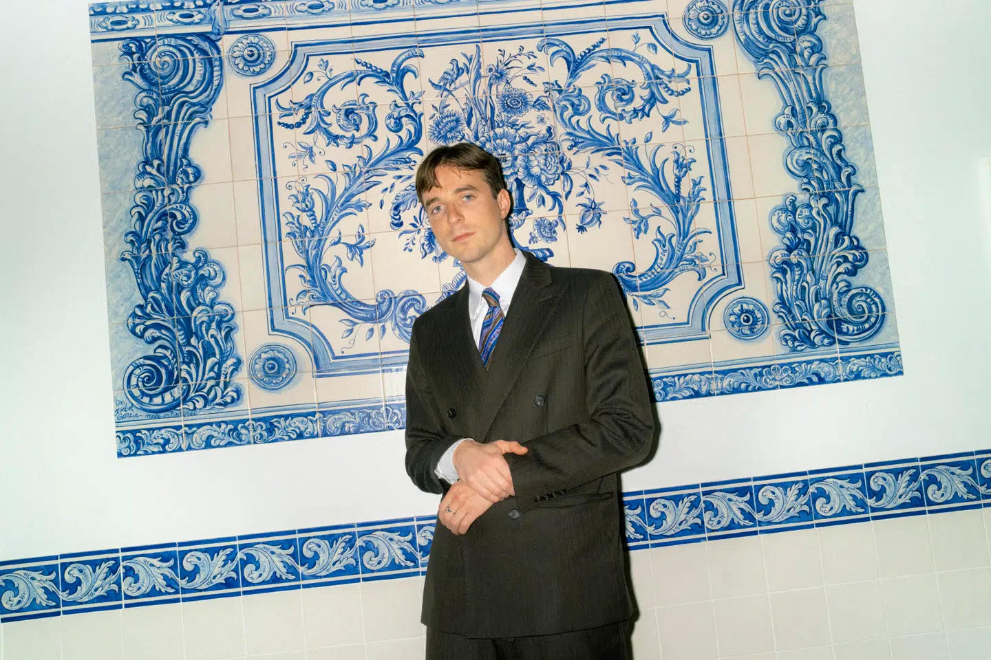 Bastian Emil Goldschmidt skifter effektivt mellem anekdoter, perspektiverende passager og interview med ryttere, sportsdirektører og Jørgen Leth.