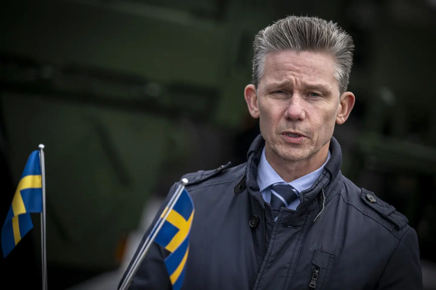 Den svenske forsvarsminister, Pål Jonson, kalder på pressemøde i Halmstad indkøb af blandt andet luftforsvarssystemet Iris-T en "kraftfuld forstærkning".