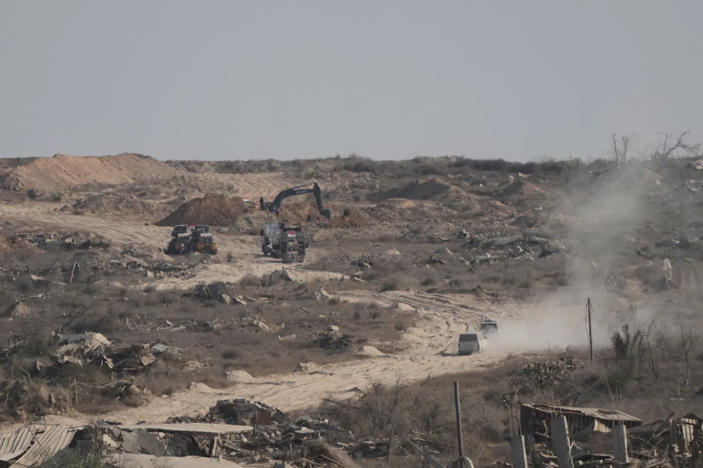 Hamas og egyptiske arbejdere leder efter lig af gidsler i Gaza tidligere på måneden. (Arkivfoto).