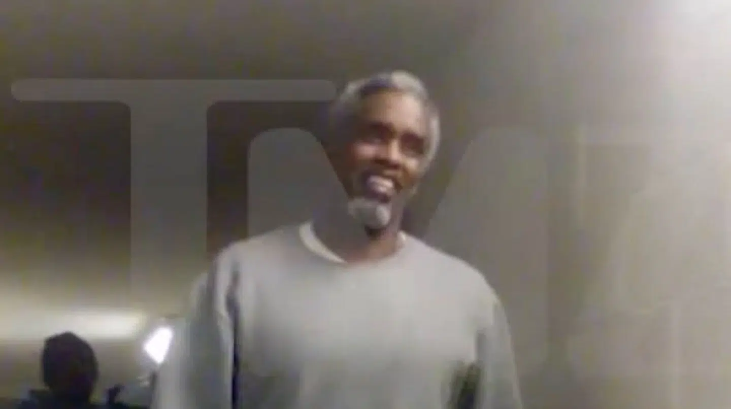 Trods en fængselsdom på fire år og tiltagende grå hår, smiler den skandaleramte Diddy angiveligt stadig bag tremmer.