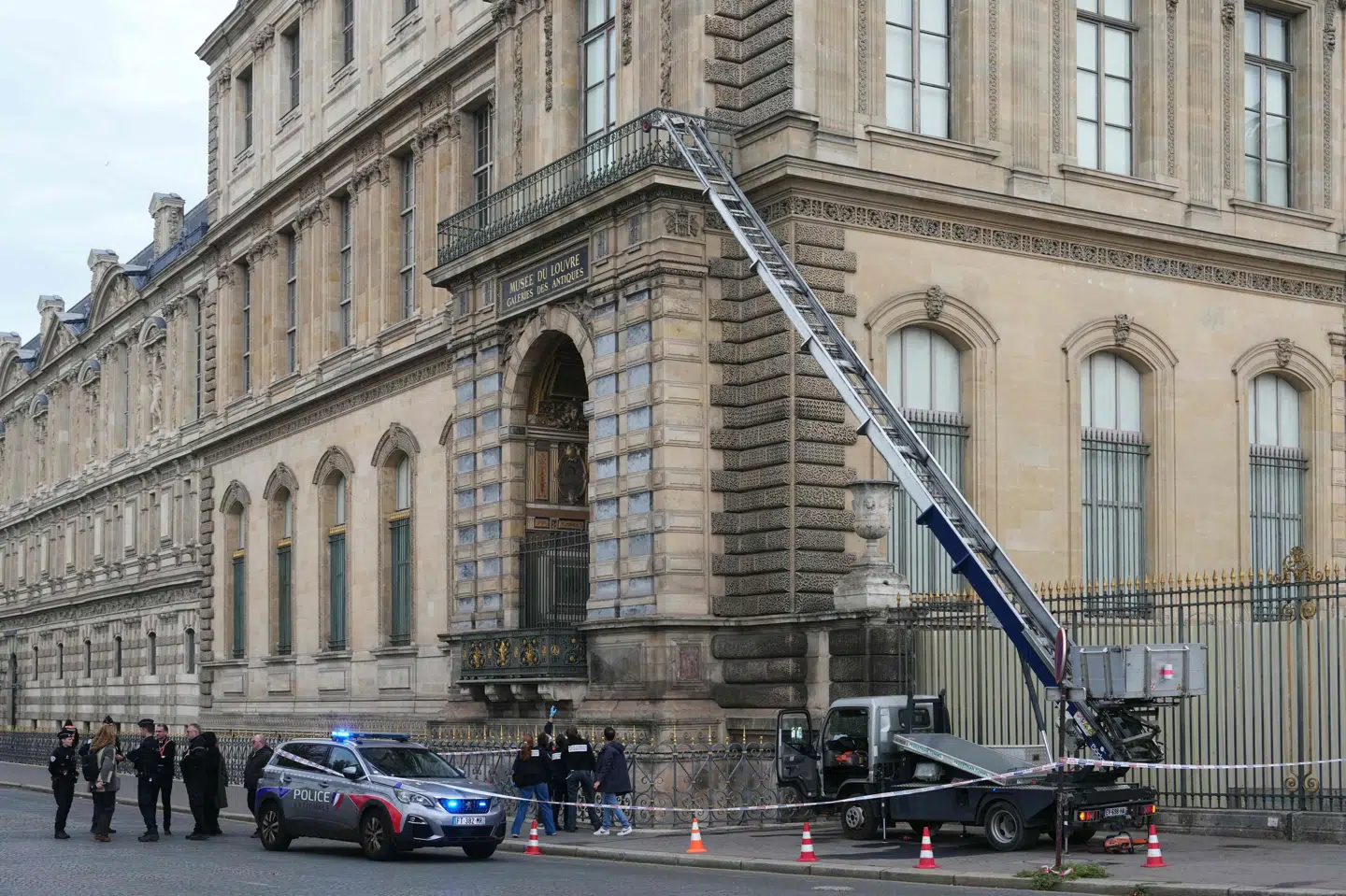 Franske betjente står ved en møbellift, som blev brugt af røvere til at komme ind i det verdensberømte kunstmuseum Louvre. (Arkivfoto).