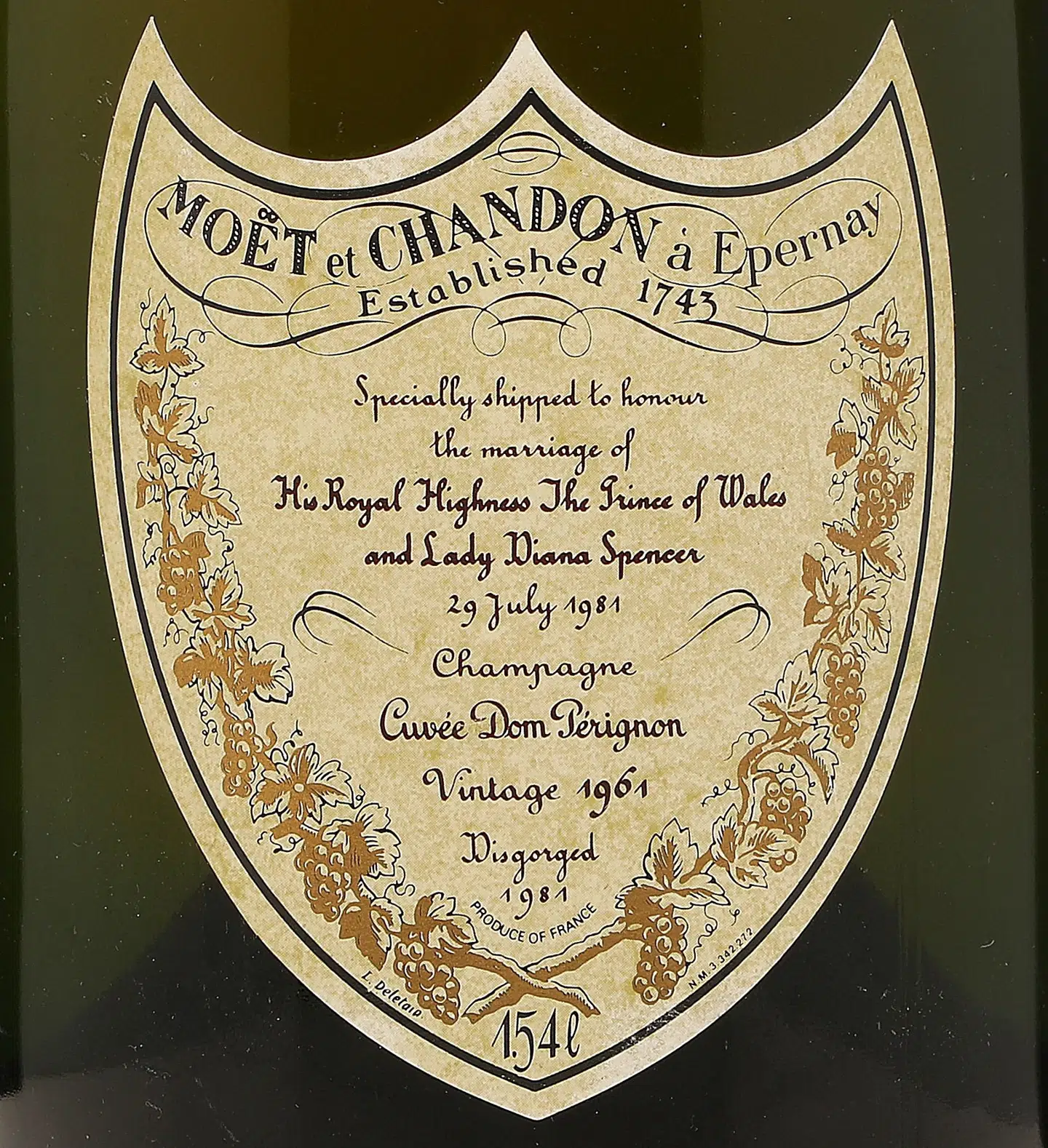 Den sjældne champagneflaske, som kommer på auktion hos Bruun Rasmussen, bærer en særlig etiket, der viser begivenheden, den er fremstillet til - brylluppet mellem daværende prins Charles og prinsesse Diana.