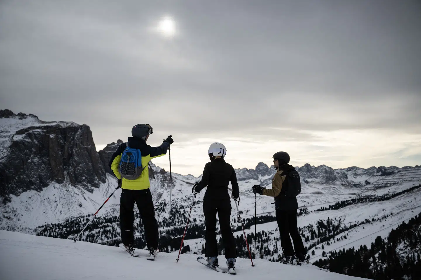 Skiløbere gør sig klar til at bevæge sig ned ad en pist i Selva di Val Gardena i Sydtyrol, der ligger i det nordlige Italien. (Arkivfoto).