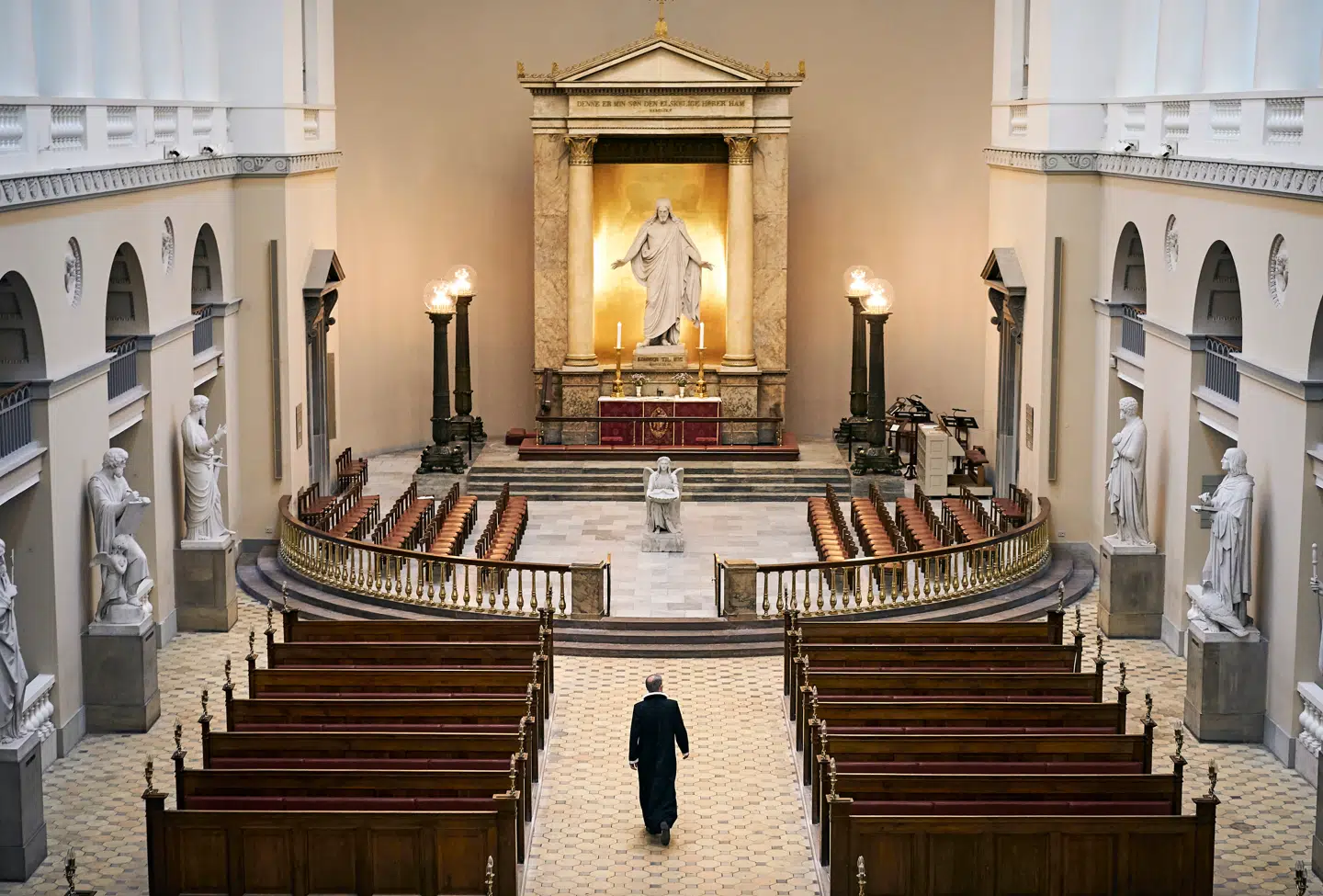 Politikerne bør lade kirken være kirke, mener Jesper Olsen. Det er der brug for i en tid, hvor der om noget er behov for faste ankepunkter. Billedet er fra Københavns Domkirke. Foto: Niels Ahlmann Olesen