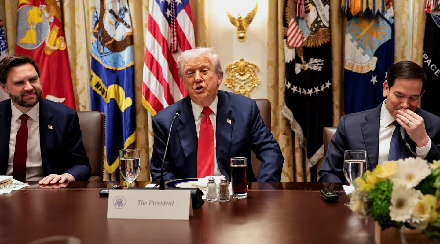 Mens Trump er hjemme, er stemningen god, men så snart han er væk, kan stemningen ændre sig. To af kandidaterne til at blive den næste republikanske præsidentkandidat er vicepræsident J.D. Vance (tv.) og udenrigsminister Marco Rubio (th.).