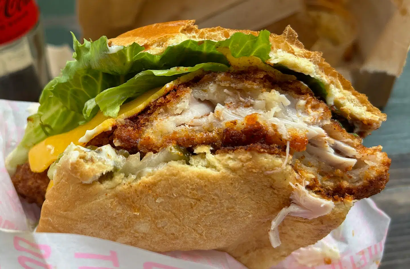 B.T.s Henrik Ørholst har været en tur på Nørrebro for at spise en ekstremt krydret kyllingeburger.