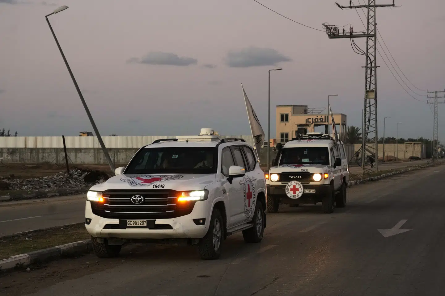 Røde Kors transporterer liget af et gidsel, der er blevet overdraget af Hamas i Gaza.