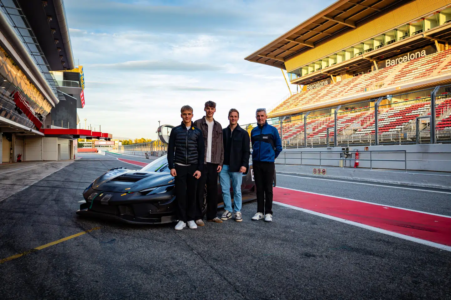 Simon Birch (til venstre), Malthe Ebdrub og Frederik Schandorff er de tre kørere, mens Henrik Lundgaard (til højre) er teamchef på det danske RaceGroup-hold.