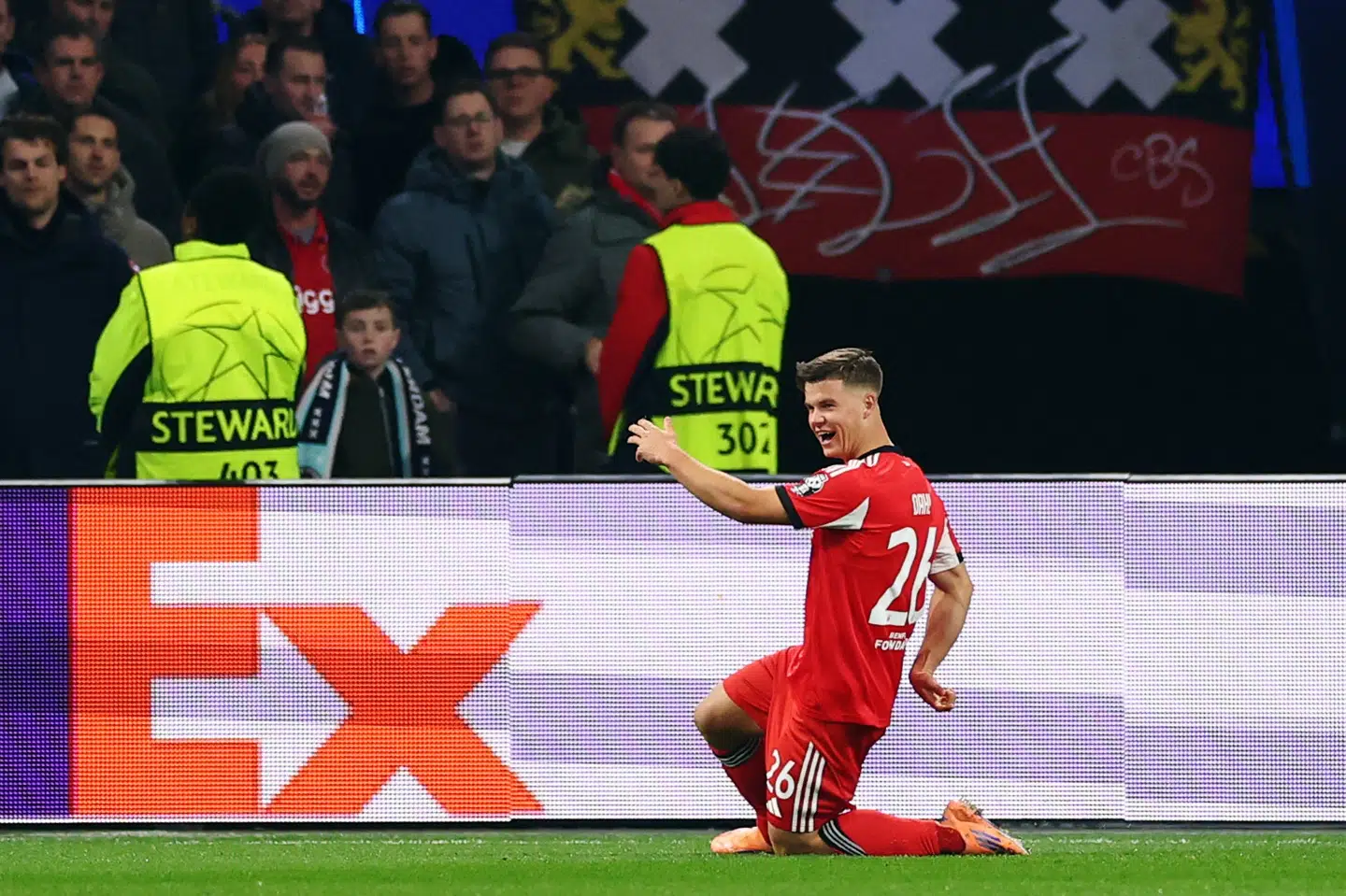 Svenske Samuel Dahl fejrer sin scoring for Benfica mod Ajax.