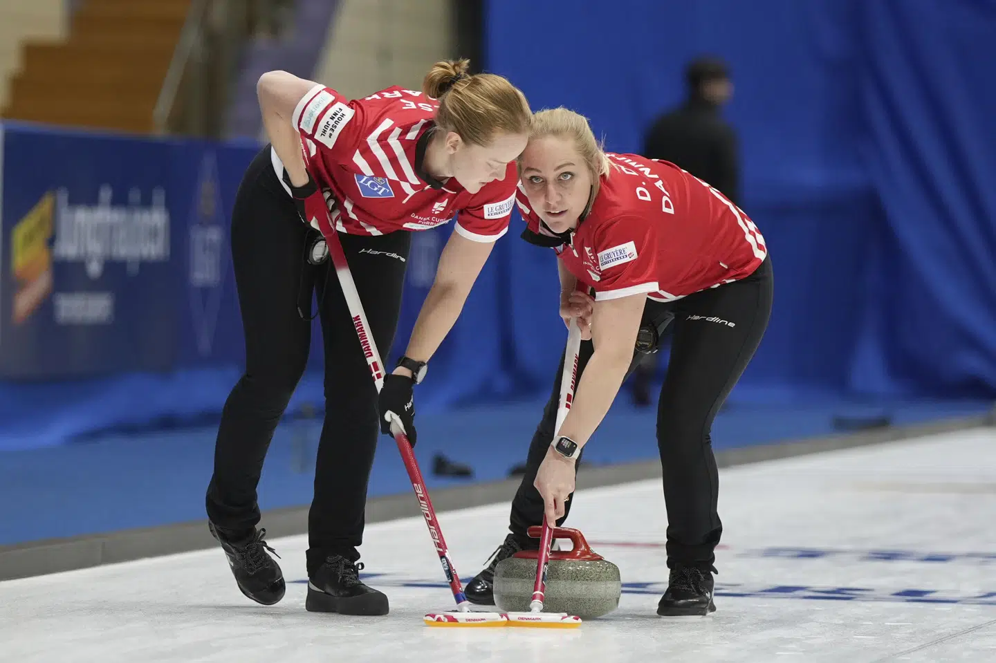 Mathilde Halse og Denise Dupont er endnu en gang en del af det danske curlinglandshold. (Arkivfoto).