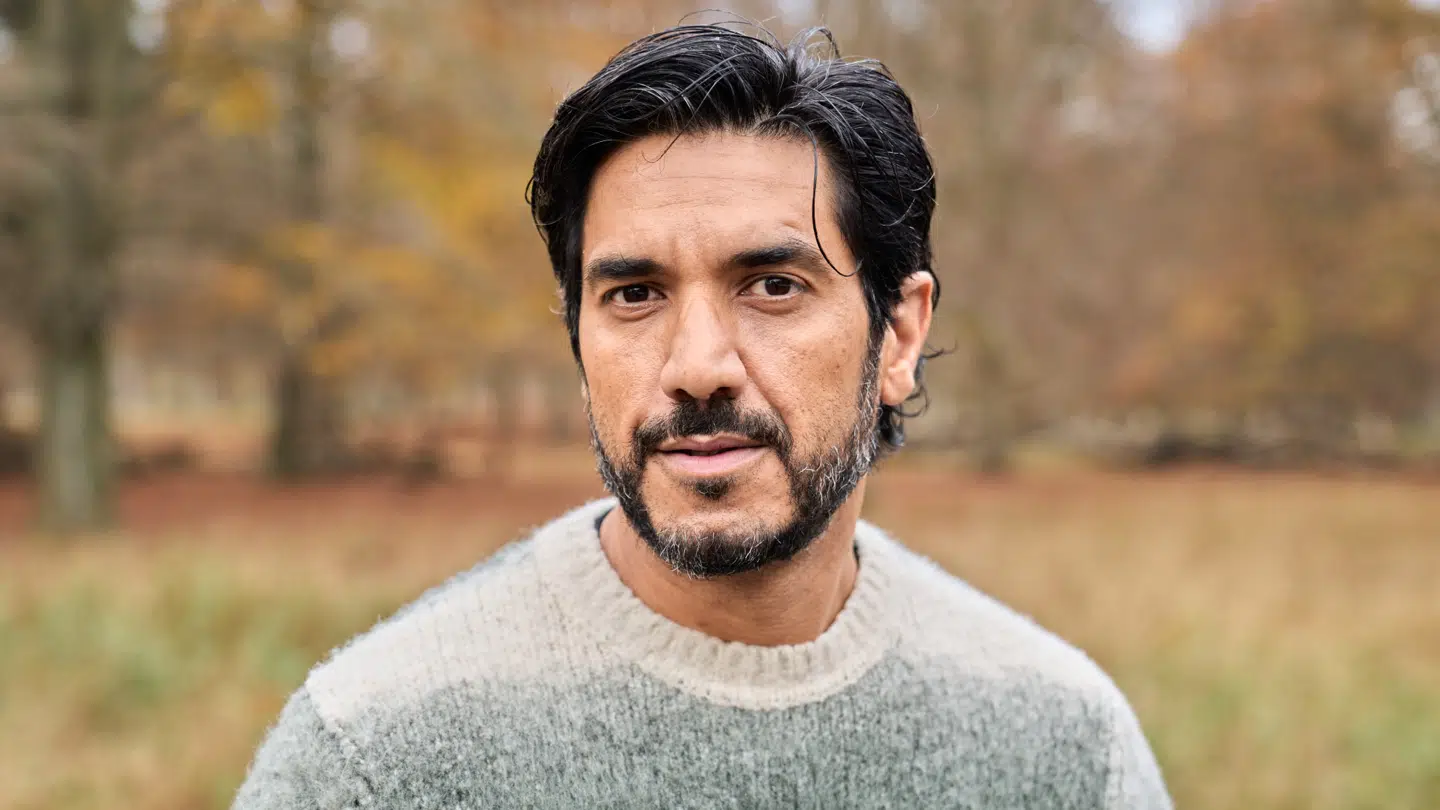 Afshin Firouzi florerer snart igen på de danske tv-skærme, hvor han spiller med i julekalenderen Valdes Jul på TV 2.