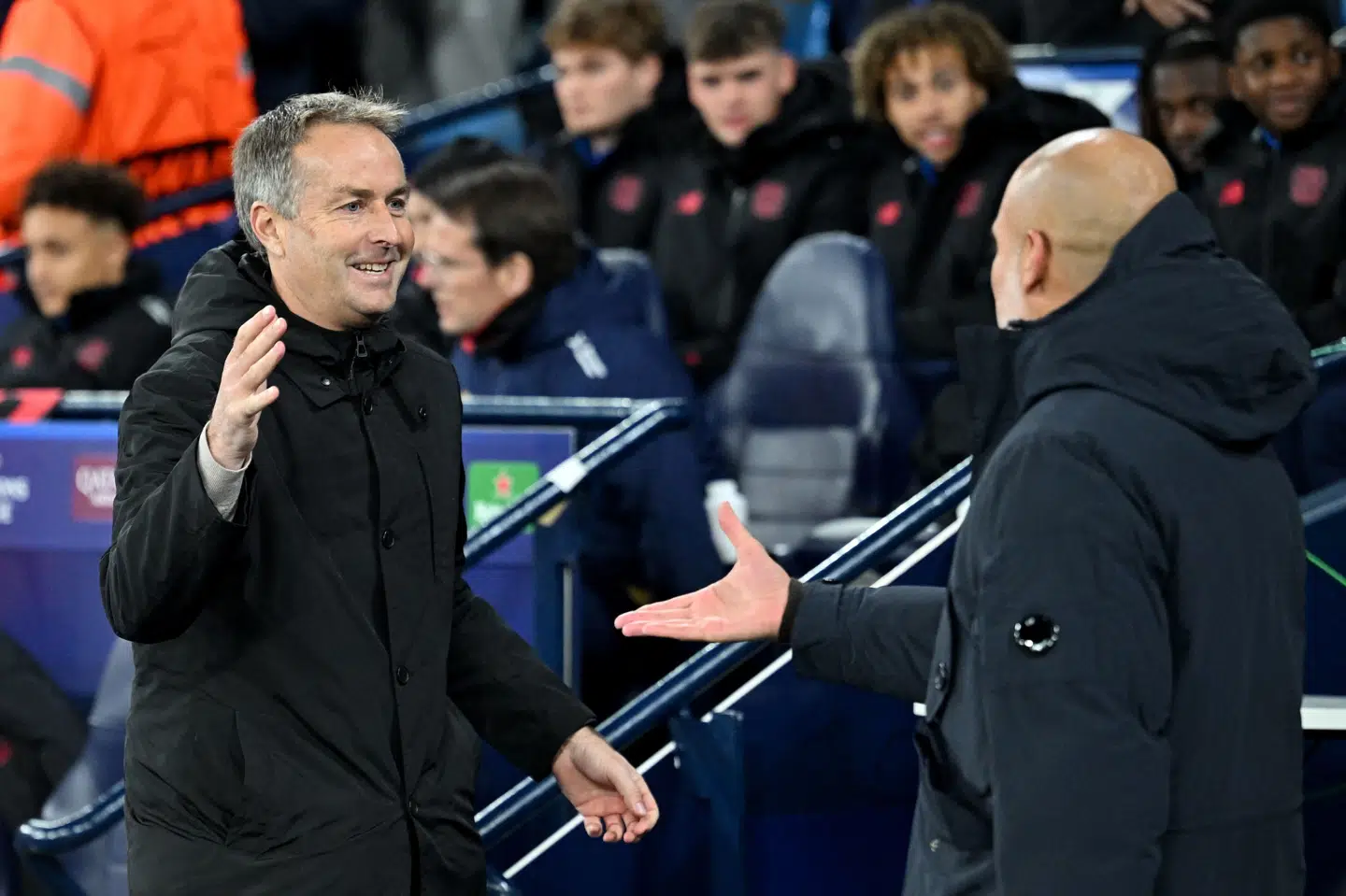 Kasper Hjulmand hilser på Pep Guardiola inden opgøret på Etihad Stadium.