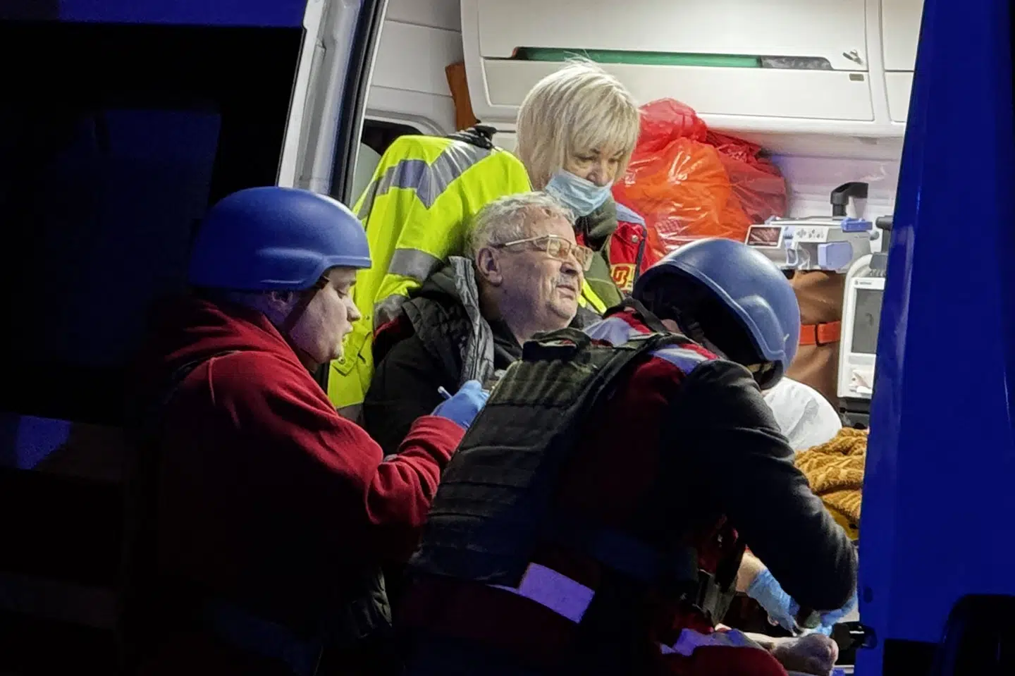 Beredskabstjenesten hjælper en lokal indbygger efter et droneangreb i byen Zaporizjzja i det sydøstlige Ukraine tirsdag aften.