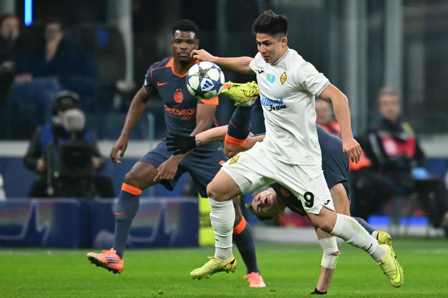 17-årige Dastan Satpaev (hvid trøje) har trods sin unge alder spillet seks landskampe for Kasakhstan. I kvalifikationen til Champions League scorede han tre gange. (Arkivfoto).