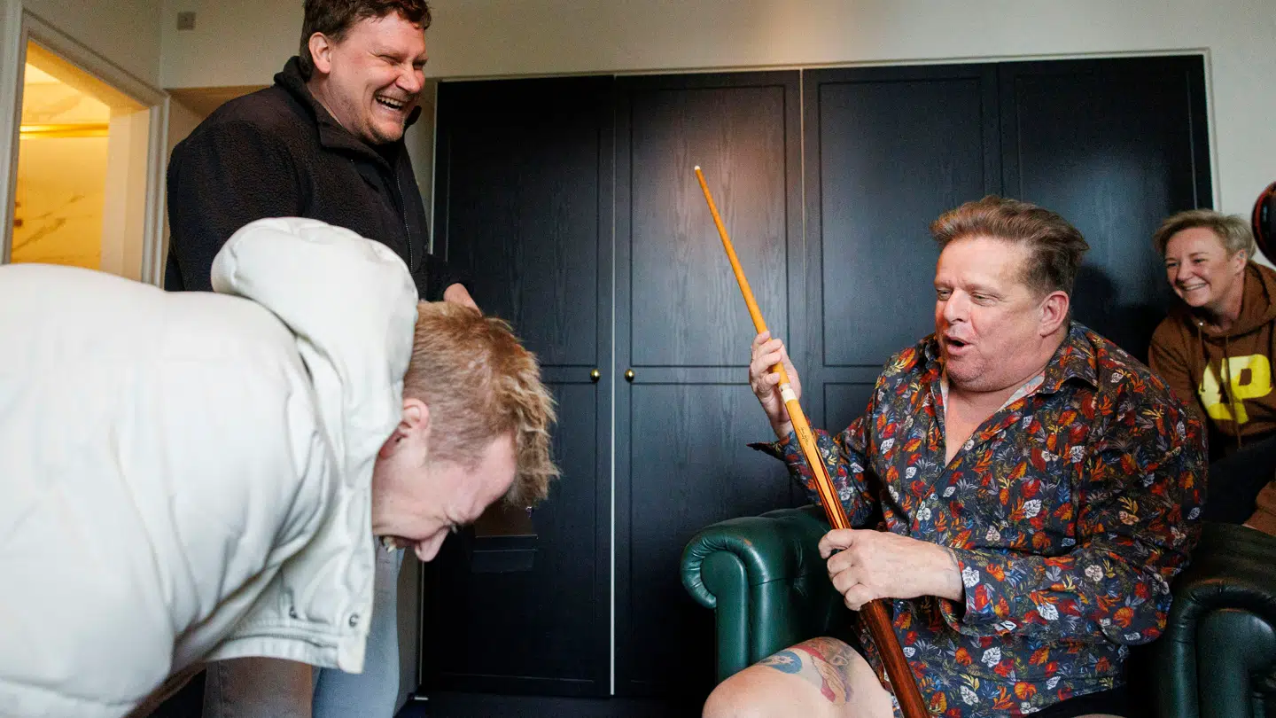 Ifølge Bo Brønnum er det også 'Verdensmænd'-vært Tobias Dybvad (grinende forrest tv.), der har sagt, at der skal et vægttab til.