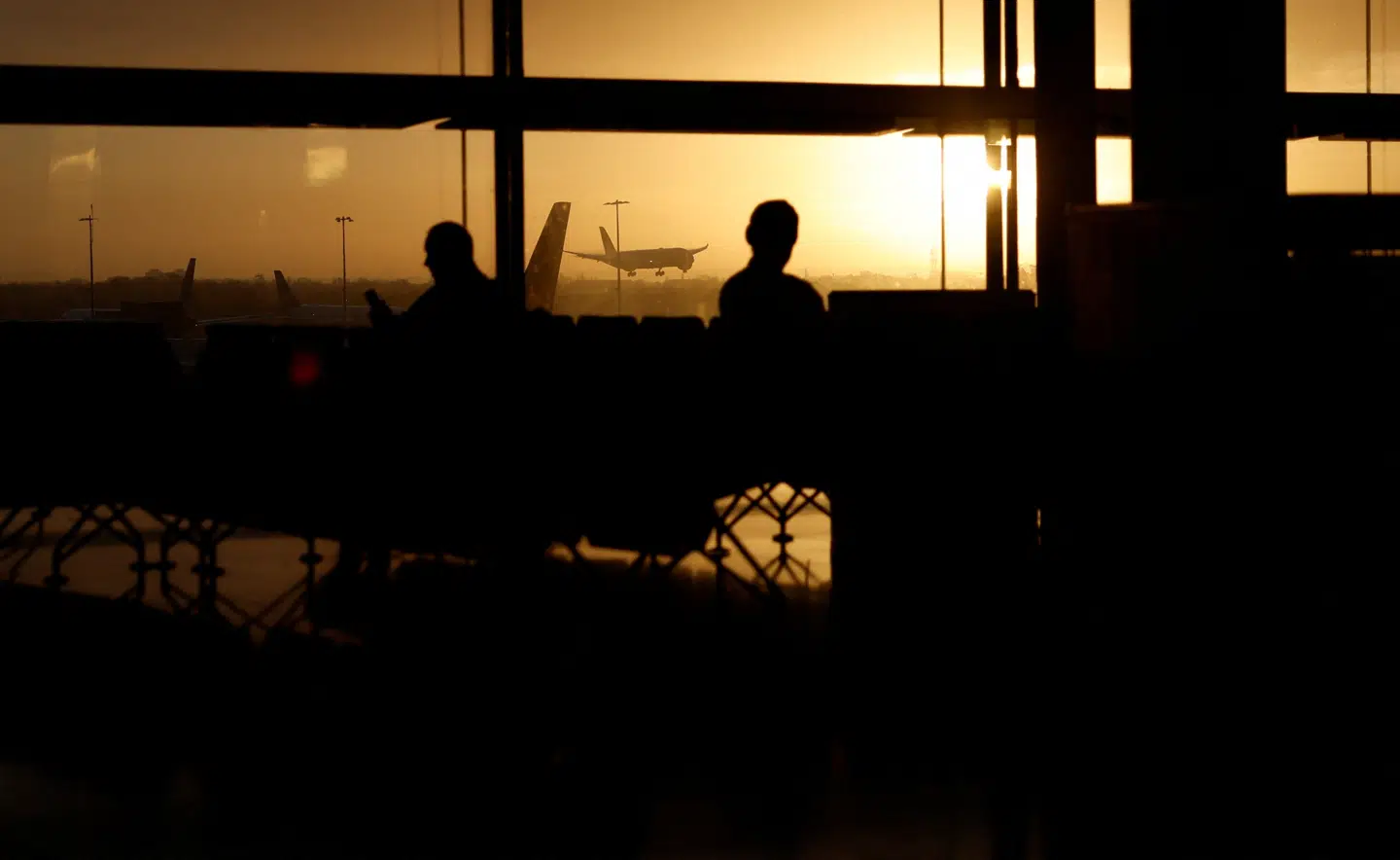 Heathrow 24 kilometer vest for London er Europas travleste lufthavn, men kapaciteten er presset til det yderste. Derfor skal lufthavnen nu udvides for et trecifret milliardbeløb. Her venter passagerer på deres fly.