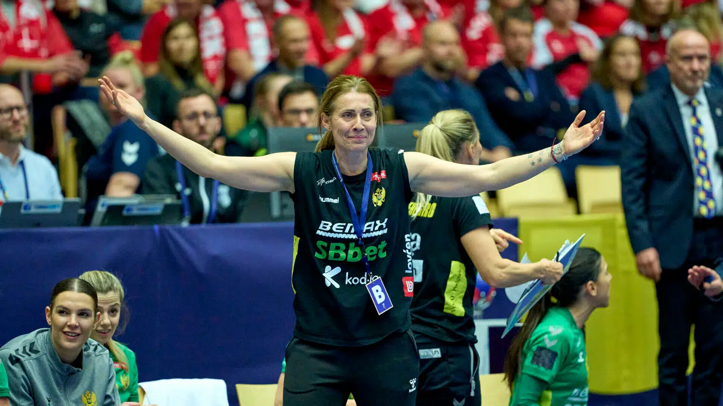 Ærmerne er også oppe på trænerbænken. Her som Montenegros landstræner i kamp mod Danmark under VM i 2023. Til VM i år kan du se samme syn på den danske bænk, hvor Popovic er assistenttræner.