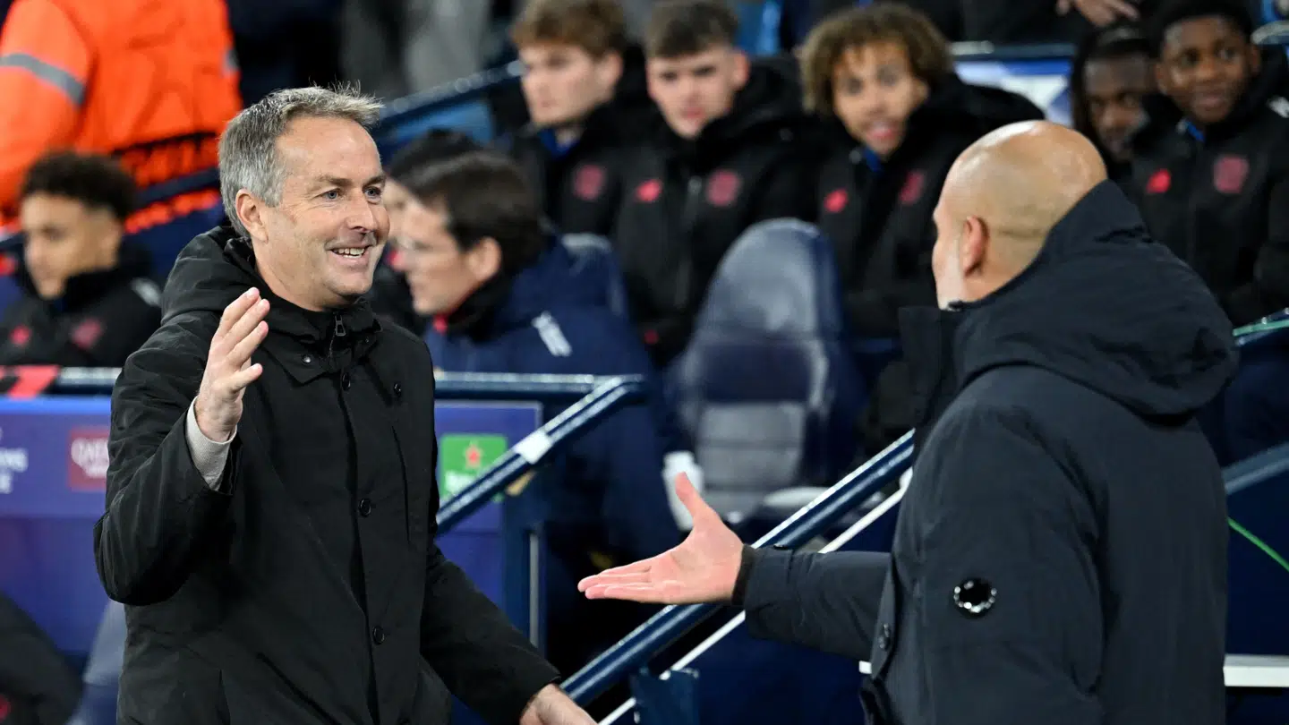 Kasper Hjulmand hilser på Pep Guardiola efter den mindeværdige sejr i Manchester.