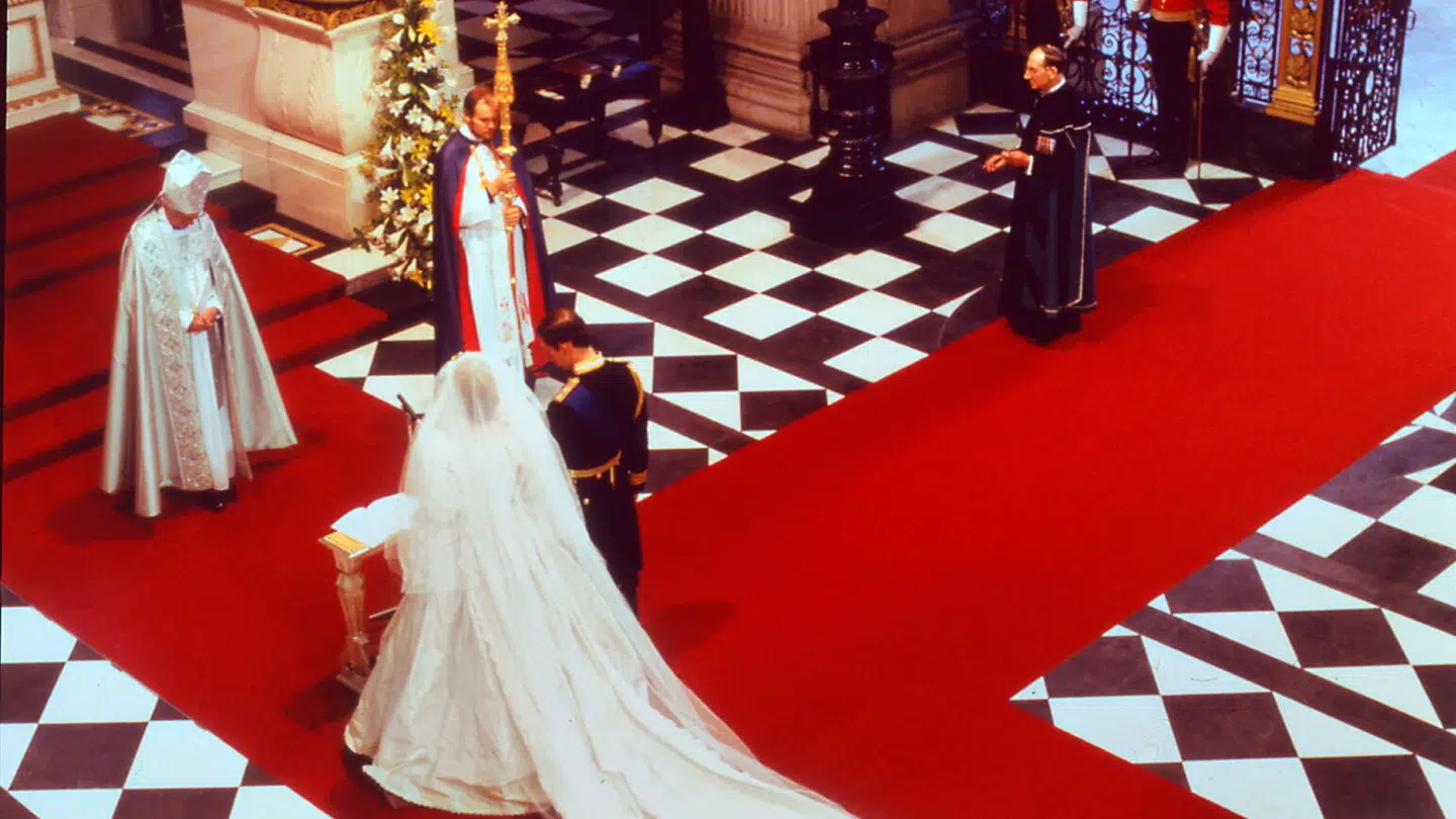 Bryllupsgæsterne nød champagnen efter vielsen.