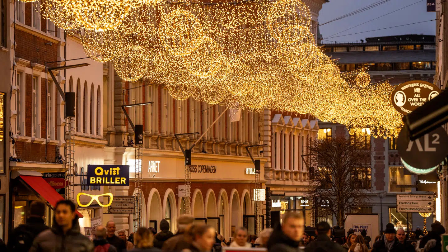 Her ses en juleudsmykning på Strøget i Aarhus, som mennesket er herre over. Spørgsmålet er endnu uvist, om der kommer en hvidere slags udsmykning fra oven.