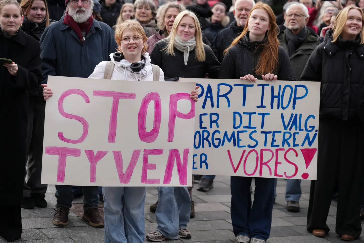 Borgere i Middelfart demonstrerede foran rådhuset i Middelfart i protest mod, at Ulla Sørensen dagen efter valget meddelte, at hun skifter fra Socialdemokratiet til Venstre.