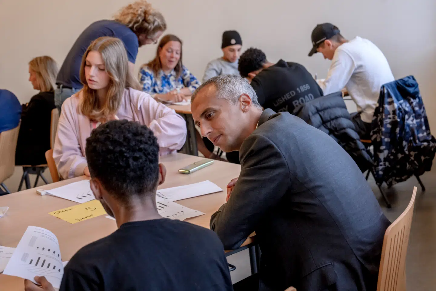I stedet for at trække de frie skoler ned burde vi løfte folkeskolen op, skriver Helena Artmann Andresen. Her besøger Mattias Tesfaye (S) Hvidovre Gymnasium.