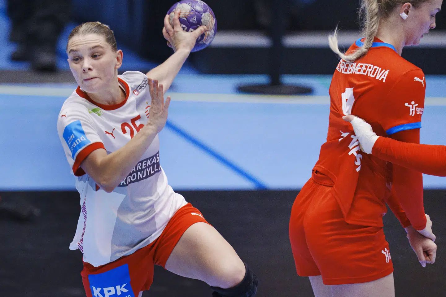 Trine Østergaard må se til fra tribunen, når Danmark torsdag åbner VM. (Arkivfoto).