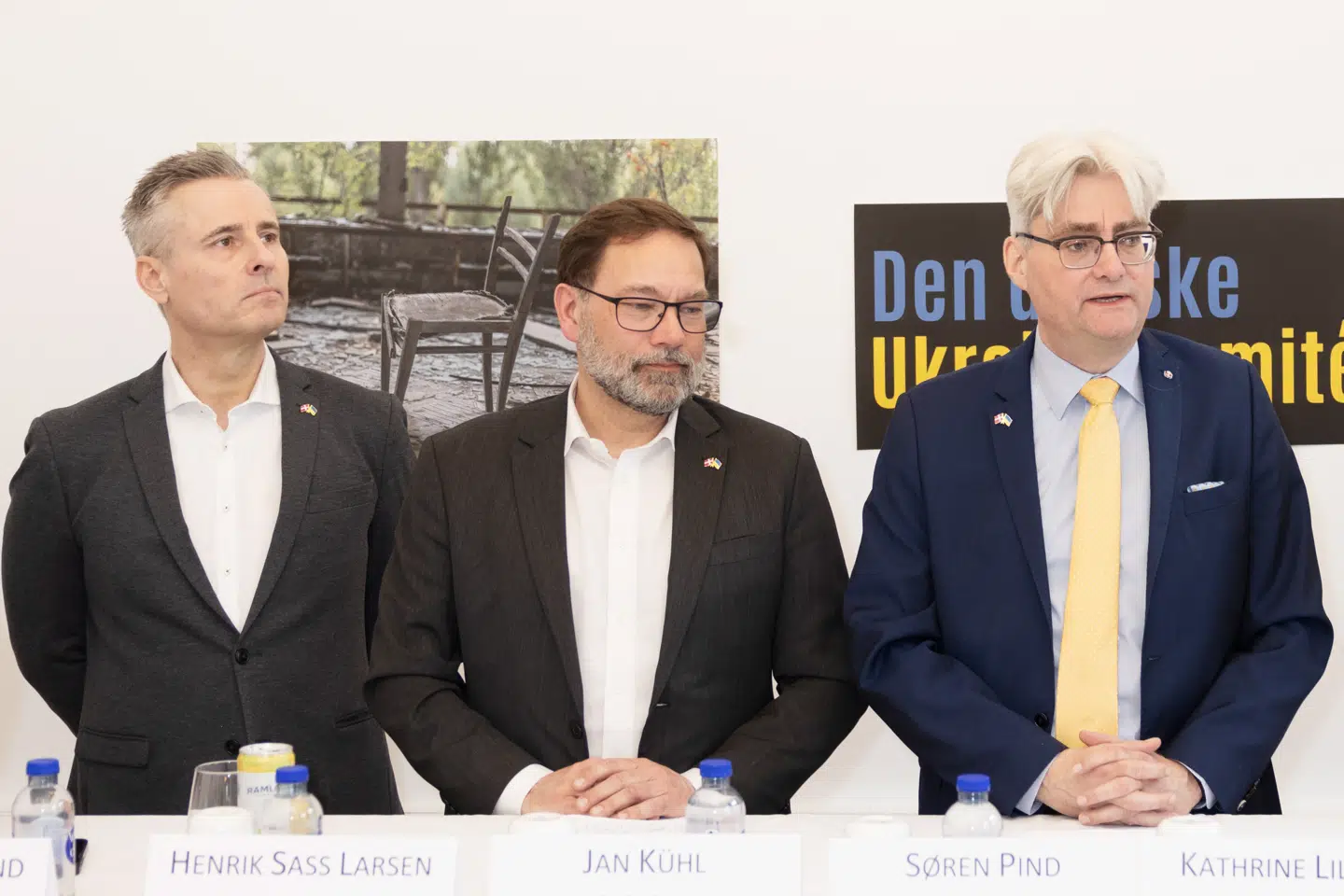 Henrik Sass Larsen (tv.) stoppede i foråret som direktør i foreningen Aktive Ejere, da det kom frem, at han var tiltalt for besiddelse af overgrebsmateriale med børn. En anden tidligere minister, Søren Pind (th.), afløste ham. I midten står foreningens næstformand, Jan Johan Kühl.