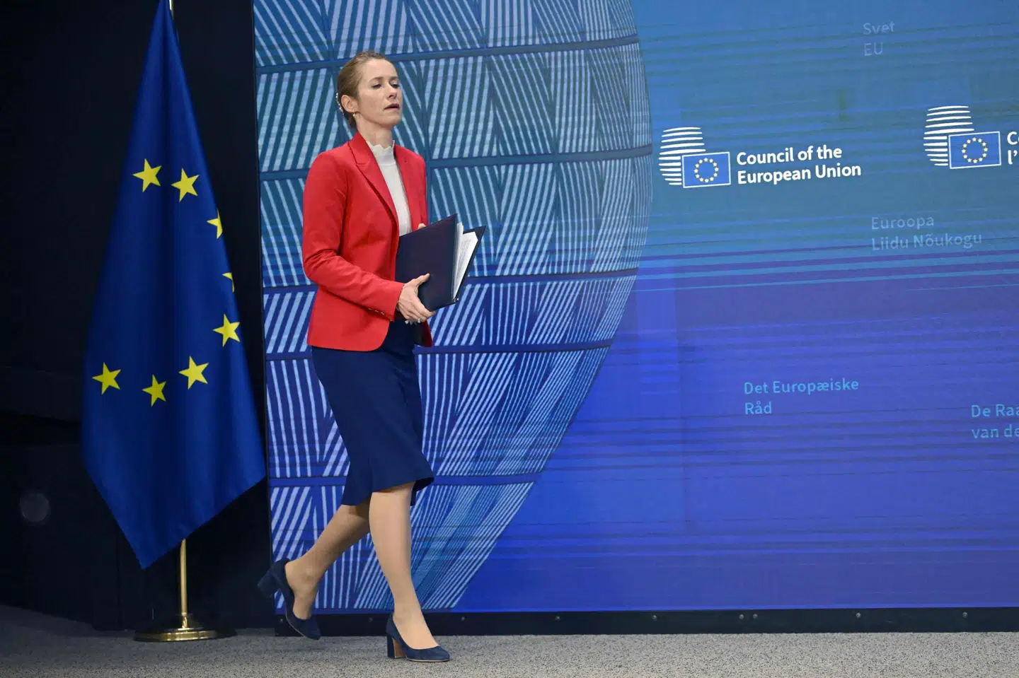 EU's udenrigschef, Kaja Kallas, ankommer til pressemøde i Bruxelles efter et møde med EU-landenes udenrigsministre. Hun opfordrer til nye sanktioner mod Rusland.