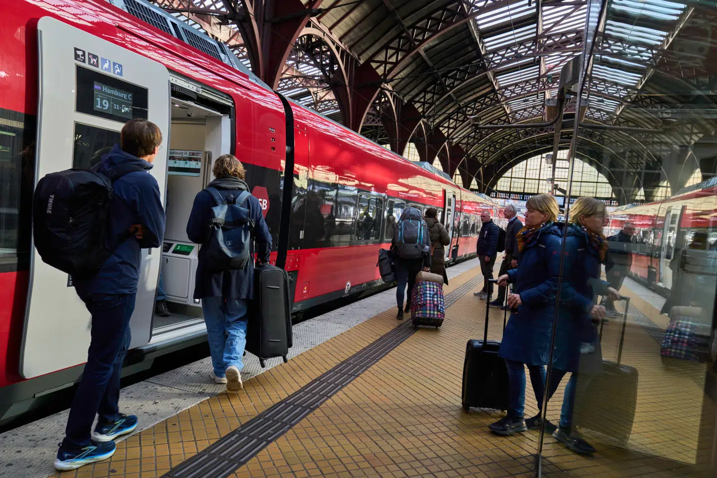 Første tur med DSBs nye EC-togvogne kører fra København, 3. november 2025. DSBs nye EuroCity-vogne skal køre på strækningen mellem København H og Hamburg Hbf. DSB har modtaget otte af de 16 bestilte togsæt.