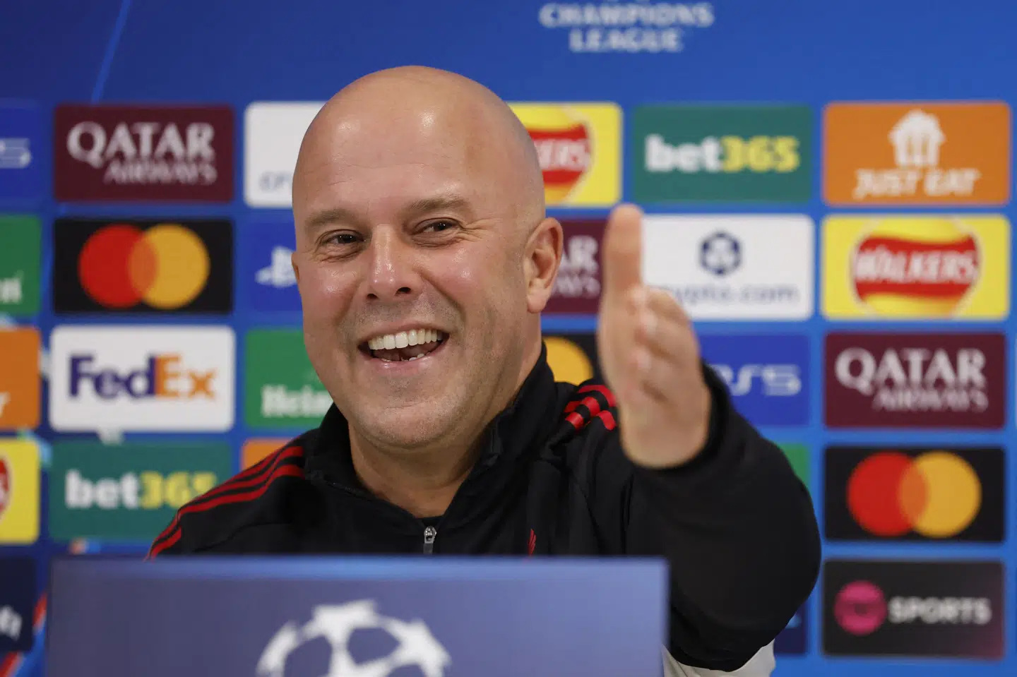 Liverpool har tabt seks af de seneste syv ligakampe, men træner Arne Slot var alligevel i godt humør, da han holdt pressemøde forud for Champions League-kamp mod PSV.