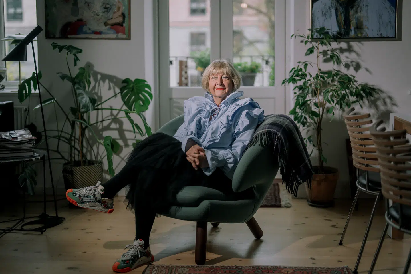 Mette Weber kalder sig »farverige farmor« og mener, at særligt én ting er vigtig, når der kommer børnebørn. »Det hjælper ikke at lukke af og gå og brokke sig til veninderne,« siger hun.