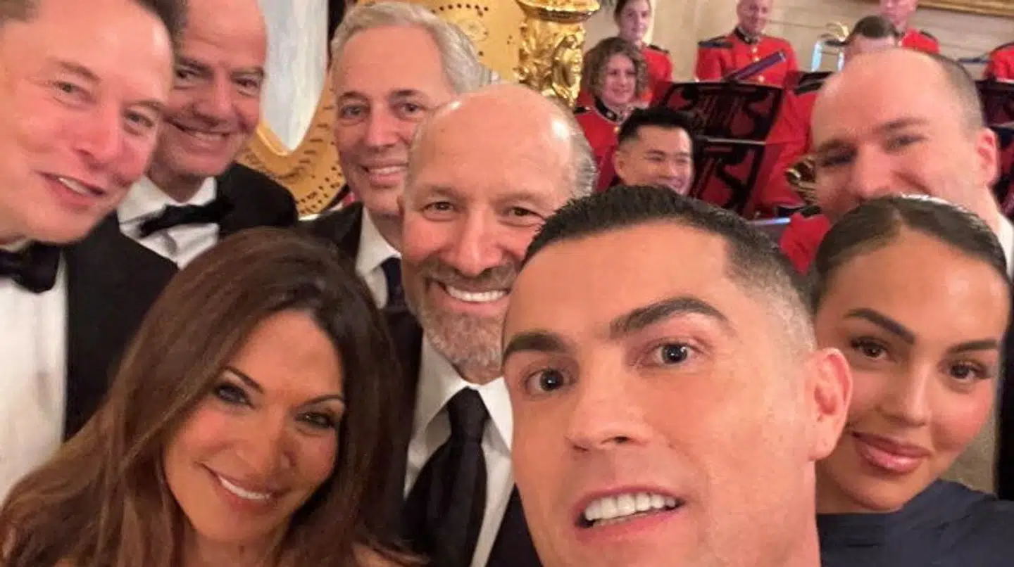 I sidste uge hapsede Ronaldo dette selfie med prominente gæster i Det Hvide Hus. Blandet andeet ses Elon Musk og FIFA-præsidenten Gianni Infantino.