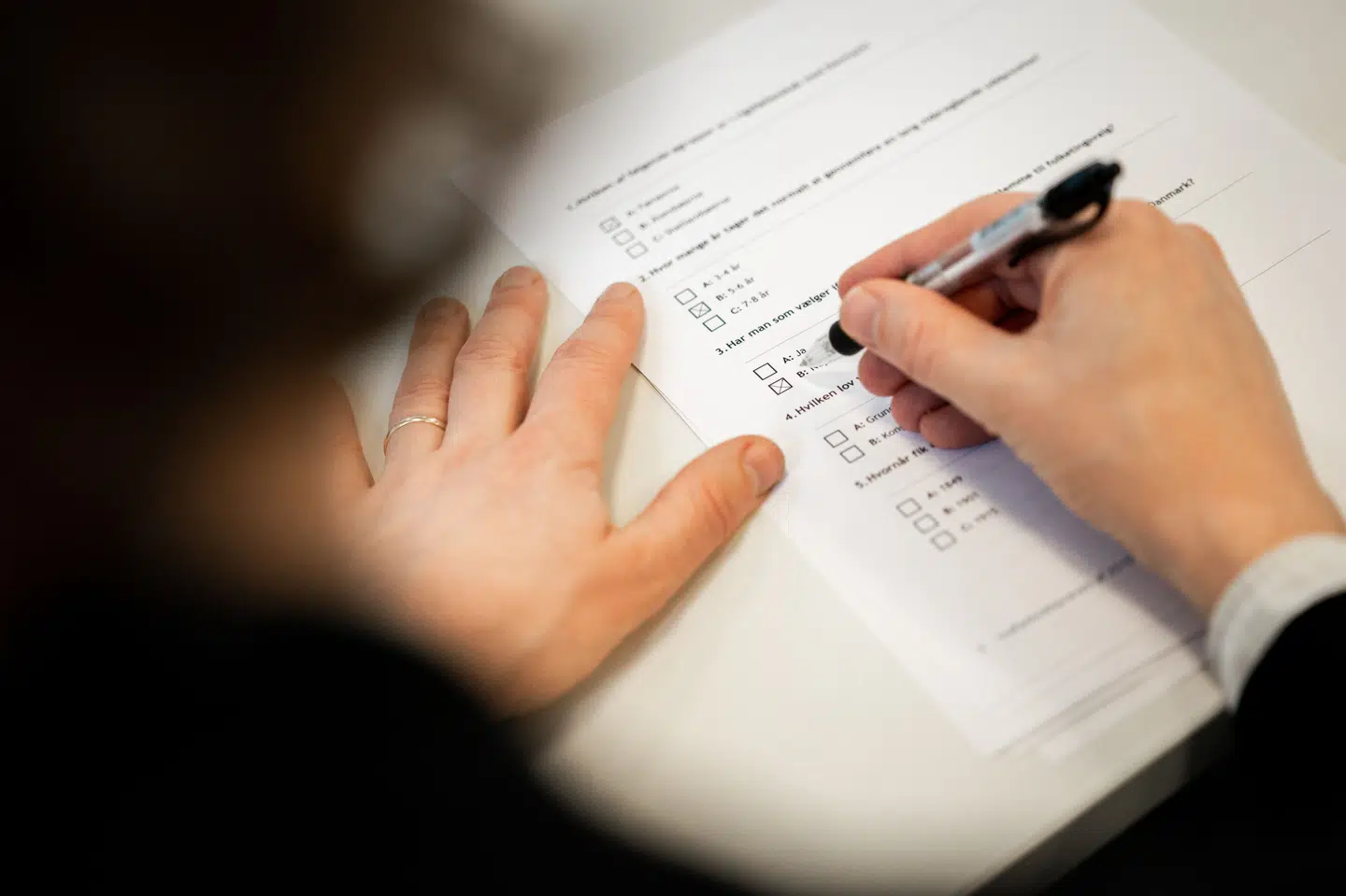 I indfødsretsprøven skal udlændinge, der ønsker dansk statsborgerskab, svare rigtigt på 36 ud af 45 spørgsmål om kultur og værdier i Danmark for at bestå. Billedet er fra 2023. (Arkivfoto).