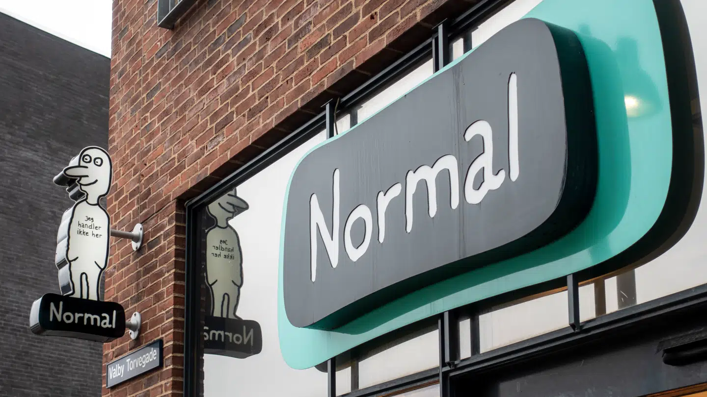 Selskabets hovedaktionær er Bestseller-ejeren Anders Holch Povlsen, der sidder på mere end halvdelen af aktierne.