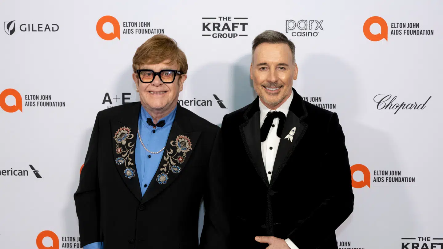 På billedet ses Elton John ved siden af sin mand David Furnish til dette års Oscar-uddeling.