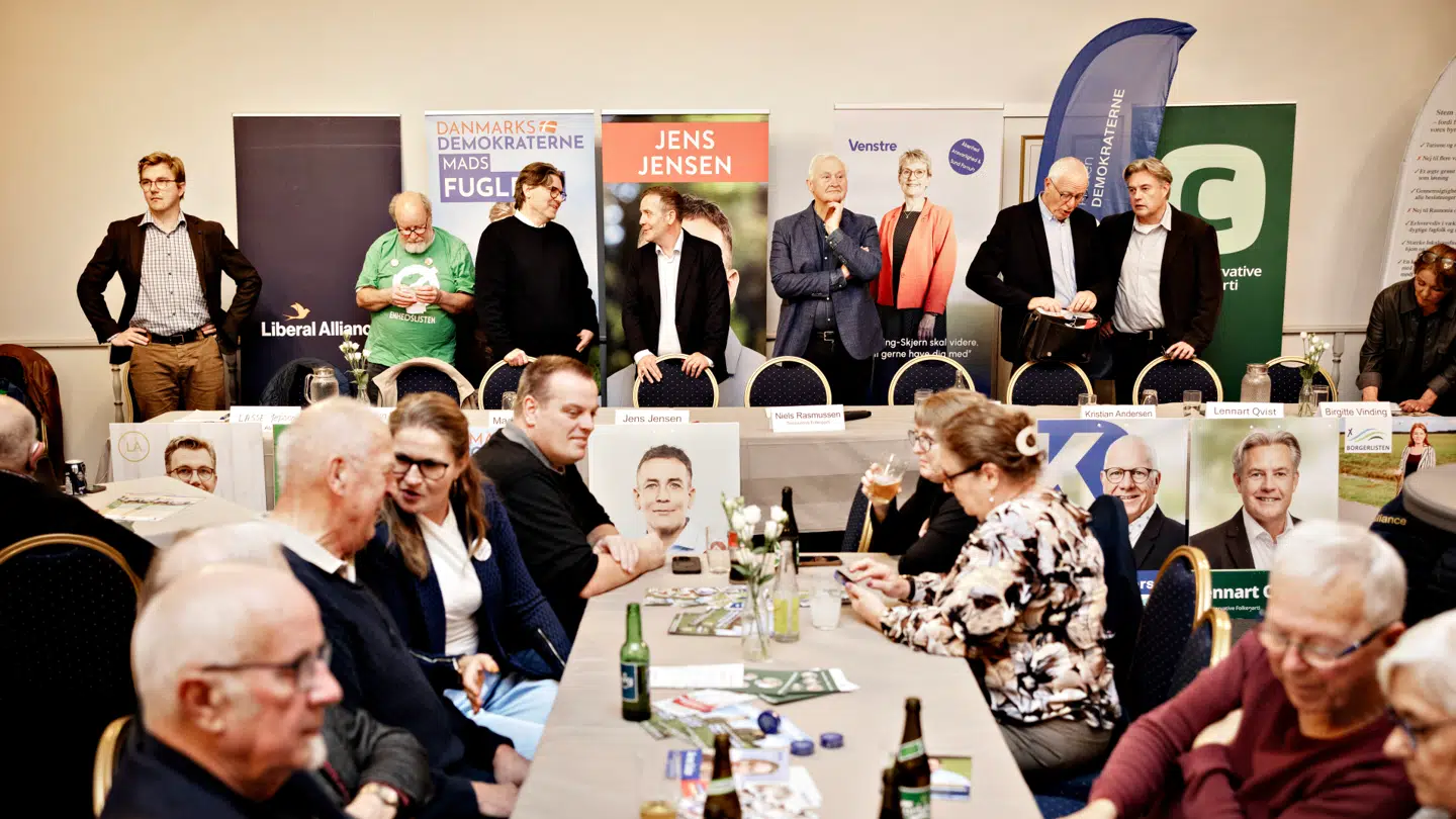 På billedet ses flere af spidskandidaterne til Ringkøbing-Skjern Kommune under en valgdebat i 2025.