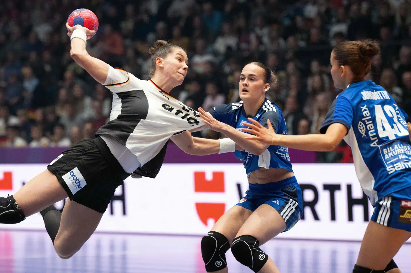 Den tyske back Emily Vogel (til venstre) havde det ofte svært over for de islandske modstandere. Men Tyskland endte med at vinde kampen med overbevisende cifre.