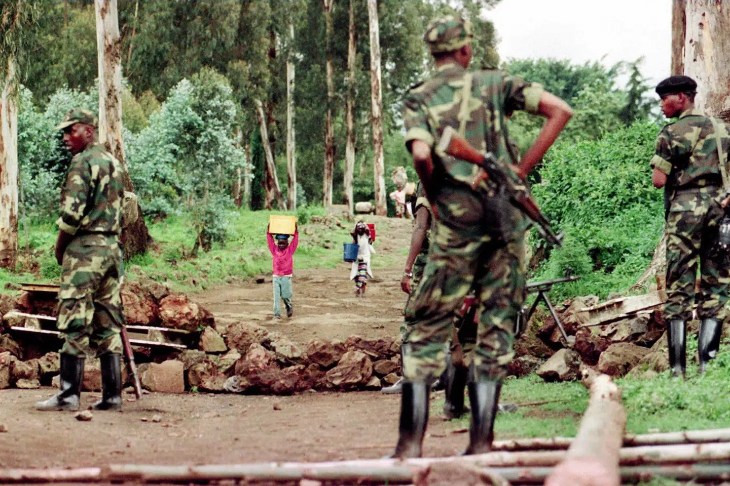 Overlevende i forbindelse med en massakre under folkedrabet i Rwanda i 1990'erne. (Arkivfoto).