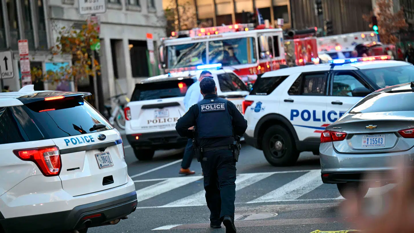 Politi, nationalgarde og ambulancer er massivt til stede.