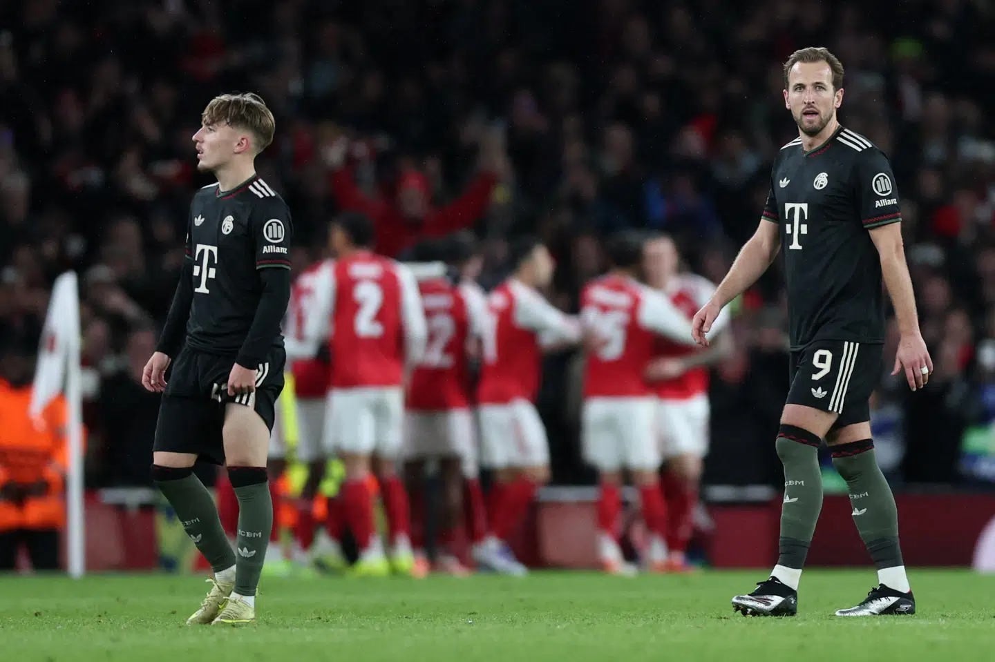 Bayern Münchens Harry Kane (til højre) og 1-1-målscorer Lennart Karl så slukørede til efter en af Arsenals scoringer i anden halvleg.