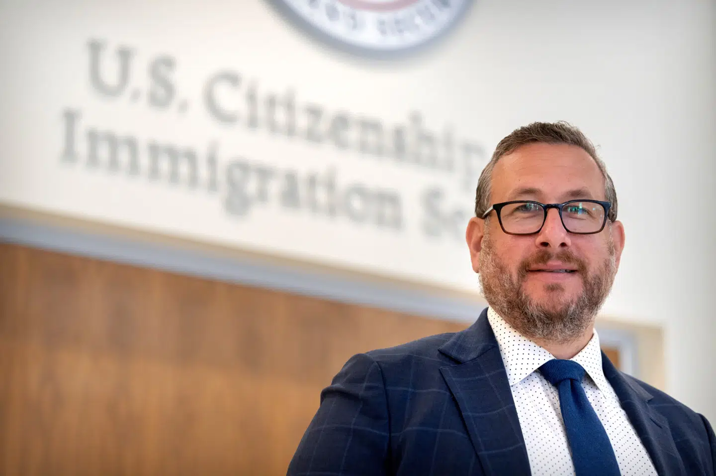 USA's statsborgerskabs- og immigrationskontor (USCIS) skriver på X, at sikkerheden i USA er myndighedens eneste fokus. På billedet ses Joseph Edlow, som er direktør for USCIS, udtale sig til pressen i september. (Arkivfoto).