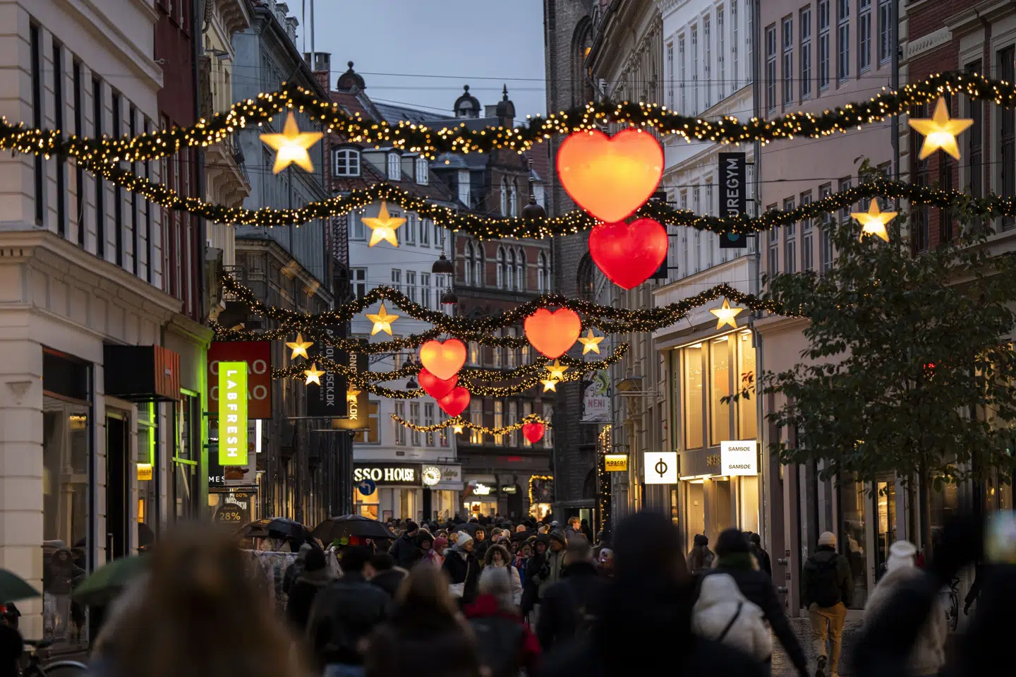 Dansk Folkehjælp har i år modtaget 18.458 ansøgninger om Julehjælp fra økonomisk pressede familier. Organisationen fortæller, at mange forældre oplever, at økonomien påvirker børnenes trivsel. (Arkivfoto).