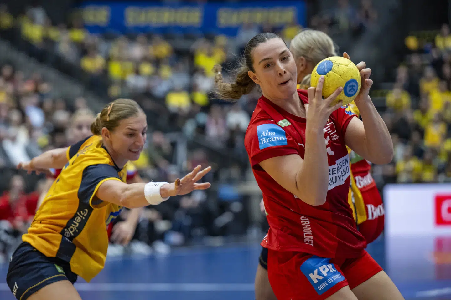 29-årige Sofie Bardrum fik debut på landsholdet 20. september, og nu skal hun til VM som en af to stregspillere. Med fem landskampe er hun den spiller i VM-truppen, der har optrådt færrest gange for Danmark.