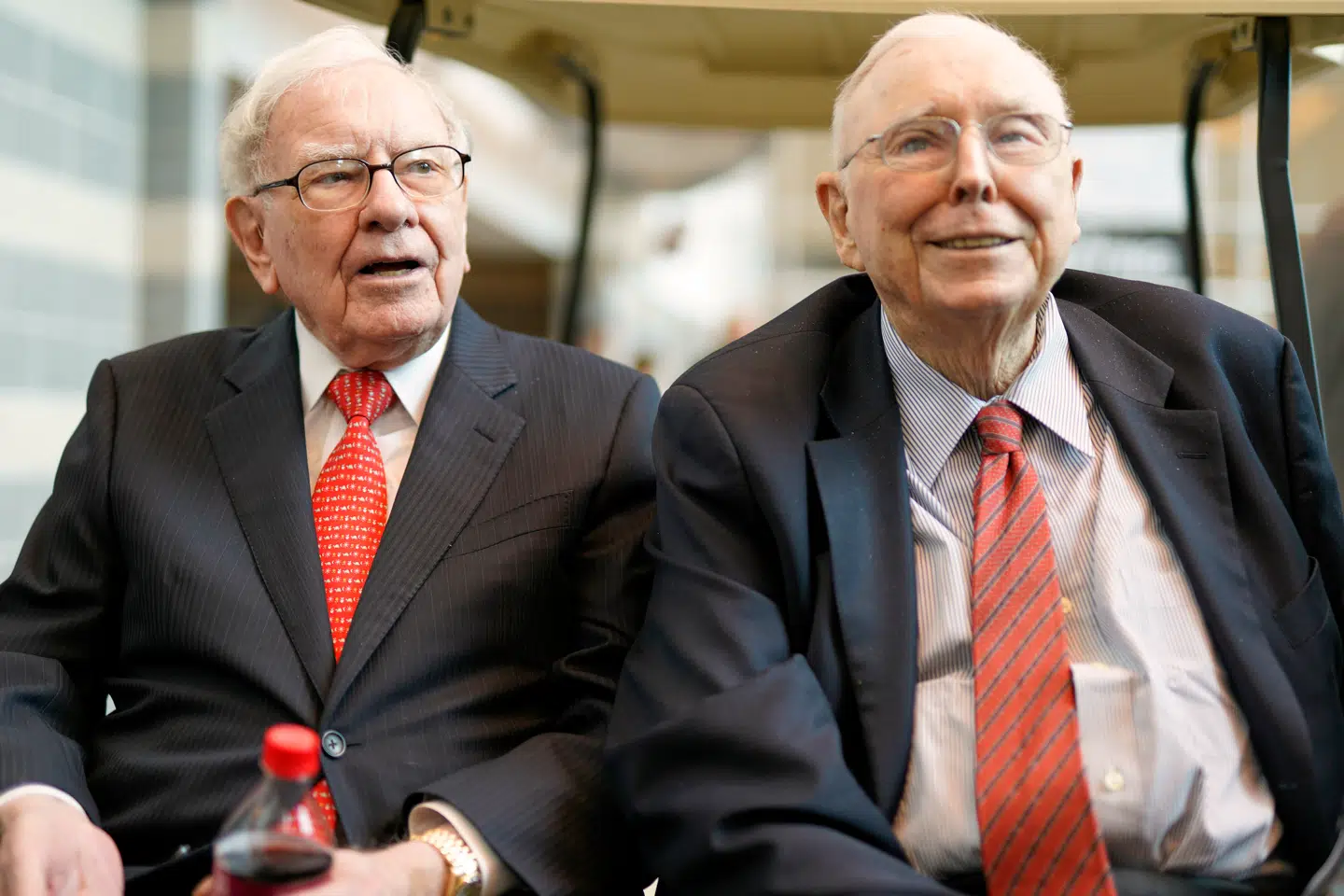 Her ses det legendariske makkerpar: Warren Buffett (t.v.) og hans trofaste partner gennem årtier, Charlie Munger. Sammen byggede de Berkshire Hathaway op fra et lille tekstilfirma til et af verdens mest værdifulde selskaber.