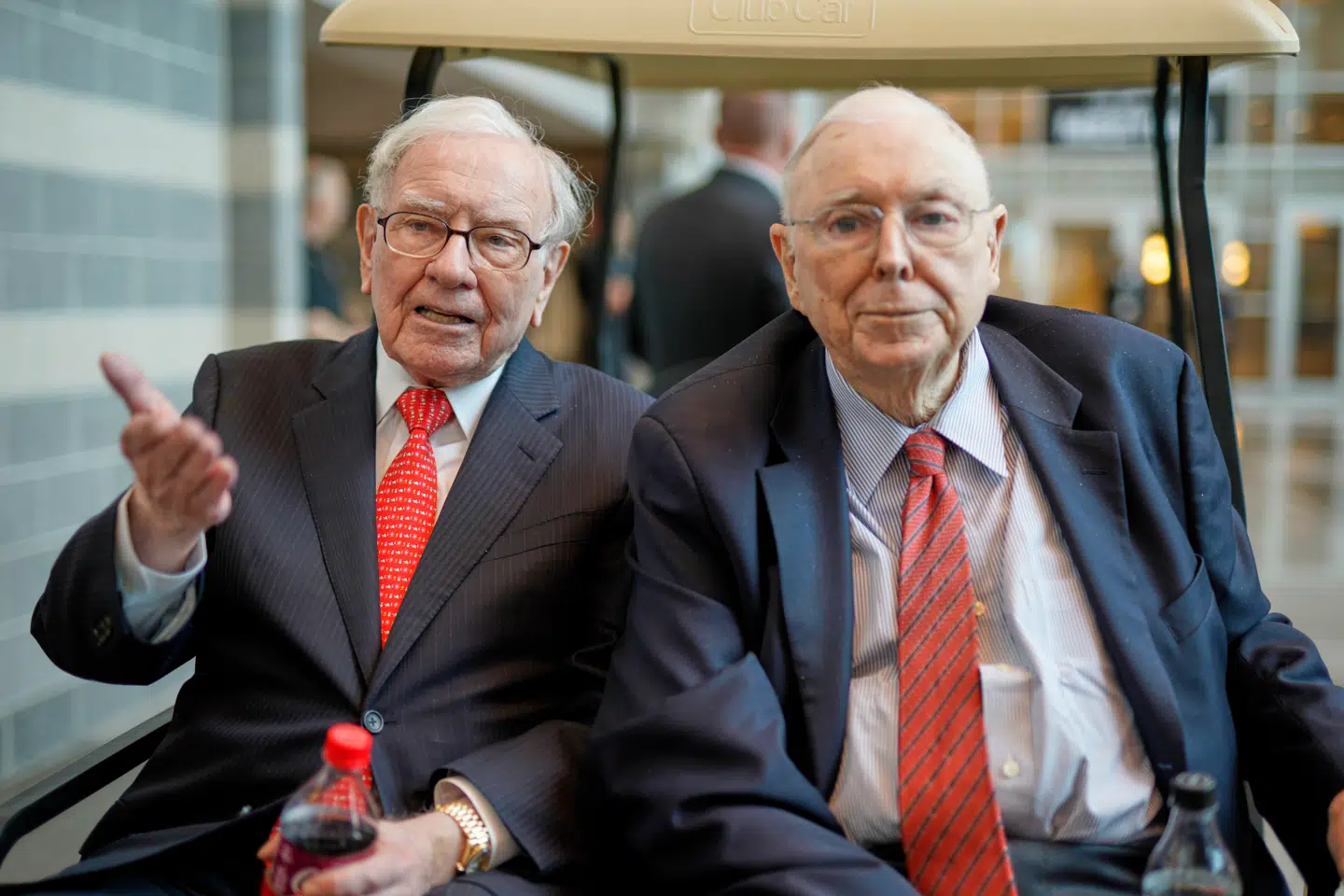 Til venstre ses investeringslegenden Warren Buffett, der står i spidsen for investeringskonglomeratet Berkshire Hathaway. Han er flankeret af sin nære ven, Charlie Munger, der er næstformand i Berkshire Hathaway.