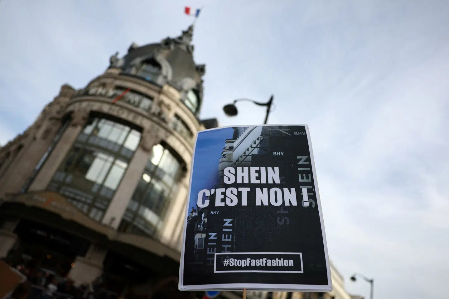 Der har været store protester i Paris hos den kinesiske modeplatform Shein, som den franske regering nu vil forbyde – i første omgang midlertidigt – efter fund af børnelignende sexdukker og våben blandt de udbudte varer. Nu er endnu to store handelsplatforme kommet i søgelyset.
